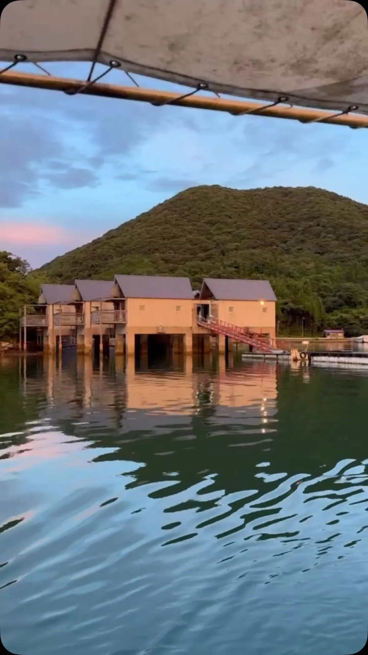🚤船で渡る、海の上の隠れ家。